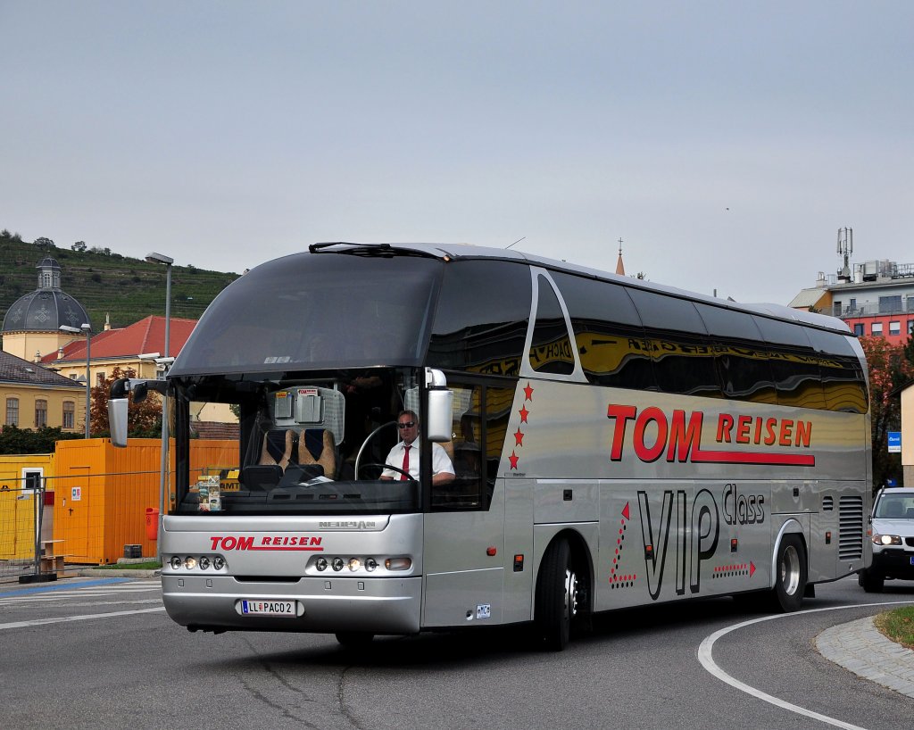NEOPLAN STARLINER von TOM Reisen aus Ober�sterreich am 29.9.2012 in Krems gesehen.