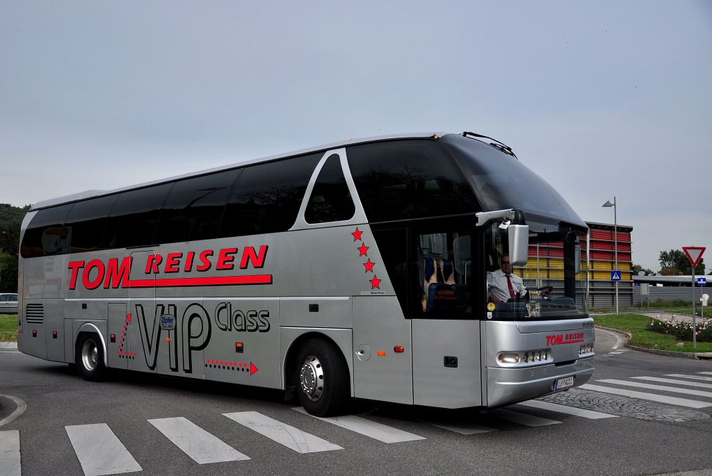 NEOPLAN STARLINER von TOM Reisen aus Ober�sterreich am 29.9.2012 in Krems gesehen.
