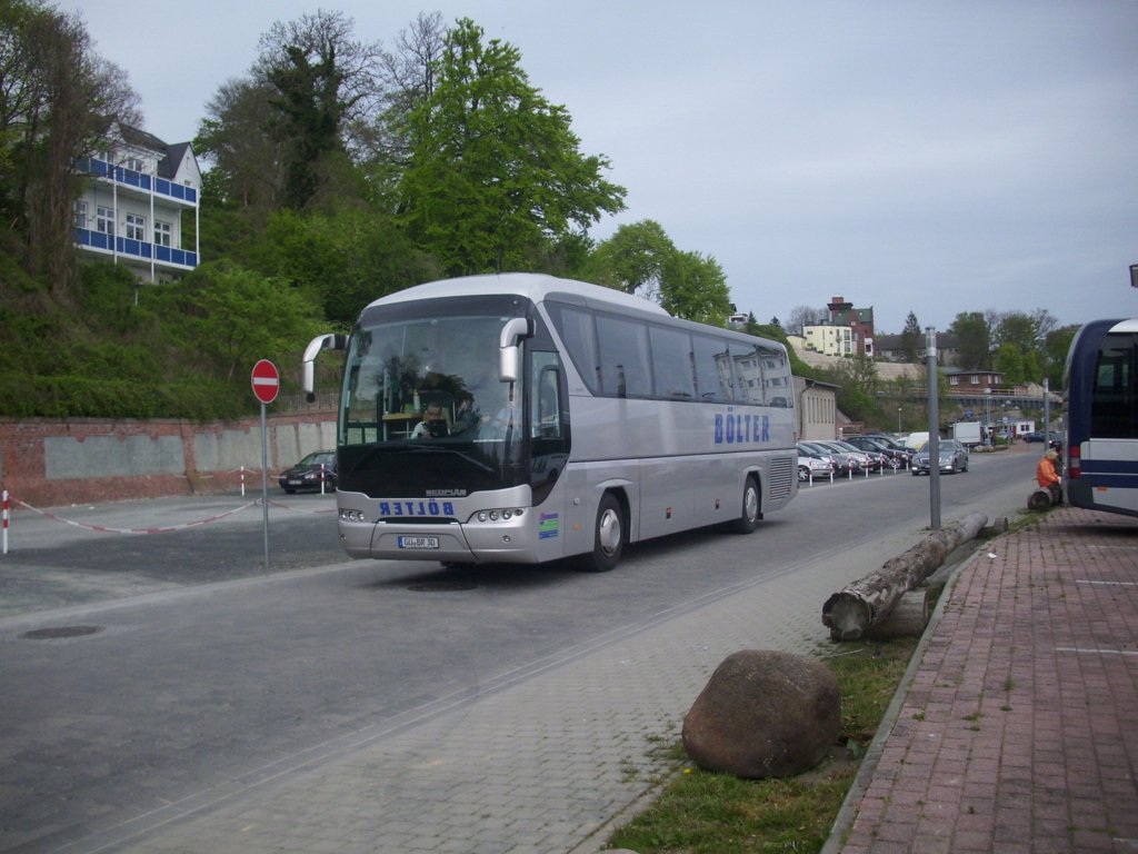 Neoplan Tourliner von B�lter aus Deutschland im Stadthafen Sassnitz.