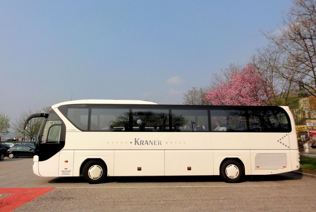 NEOPLAN TOURLINER von Toni KRANER Reisen aus der BRD am 21.4.2013 in Krems an der Donau.