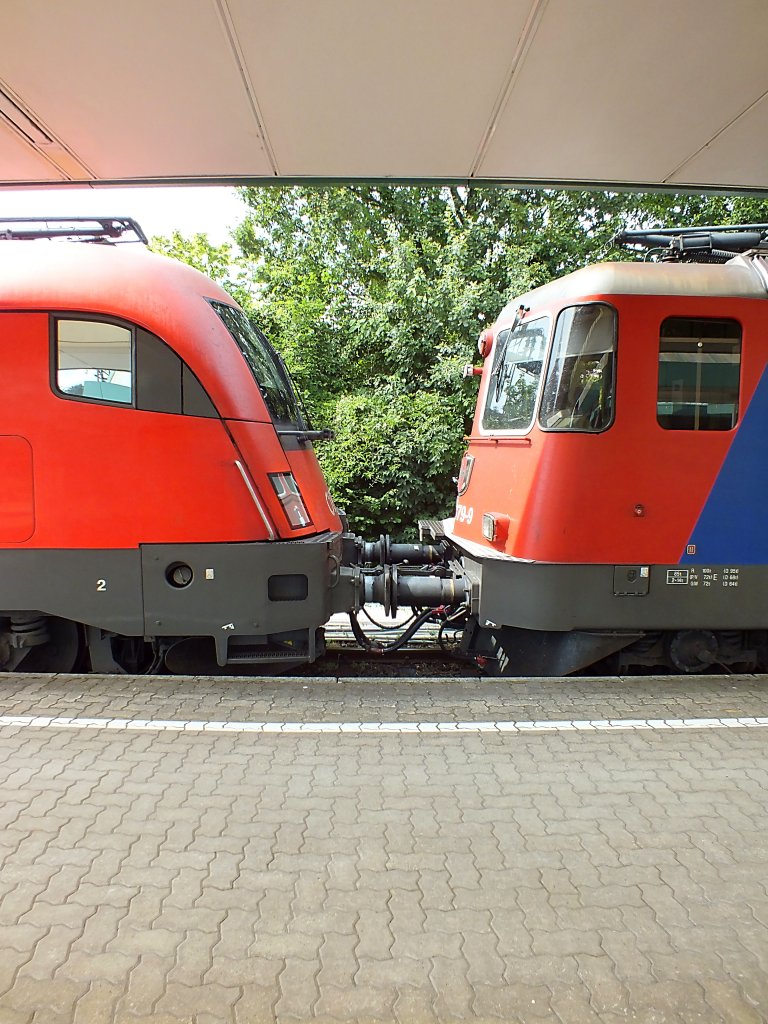 Nicht allt�glich ist diese Doppeltraktion. Nun ja, eigentlich ist es ja keine Doppeltraktion, weil die 421 geschleppt wurde. Dennoch war die Ausfahrt des nunmehr um 40 Minuten versp�teten Eurocity nach Z�rich das Foto wert. Der Taurus hatte kaum die anfahrtypische Tonleiter abgespielt, da kam der Zug durch eine Vollbremsung auch schon wieder zum Stehen, sodass der Fotograf alle Zeit der Welt hatte, dieses Foto anzufertigen. Unmittelbar nachdem der Ausl�ser bet�tigt war, ging es endg�ltig weiter.