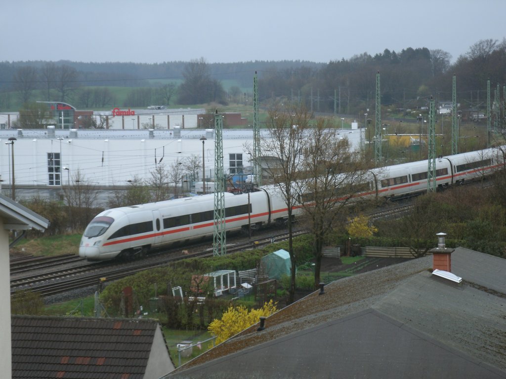 Nicht immer brauche ich wegen einem Zug extra zum Bahnhof laufen auch wenn der Bahnhof nicht einmal f�nf Minuten entfernt ist.So konnte ich,am 22.April 2012,den 411 051-6 bei der Einfahrt in Bergen/R�gen aus meinem Zimmerfenster fotografieren der bis zum 04.Mai 2012 als Ersatzzug 2513 von Binz nach Rostock f�hrt.