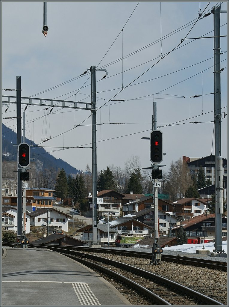 Nicht immer bringt eine Werbelok den Fotografen zum Jubeln: hier versteckt sich die grne Ge 4/4 630 statt die Bildidee mit ihrem satten RhB Rot zu untersttzen...
Disentis, den 15. Mrz 2013