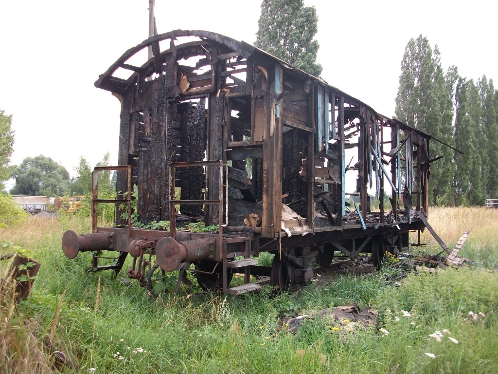 Nicht mehr zuerkennen ob es sich um einen G�ter-oder Personenwagen handelt.Verbrannte Reste eines Wagen am 07.August 2010 in Szczecin Port Centralny.