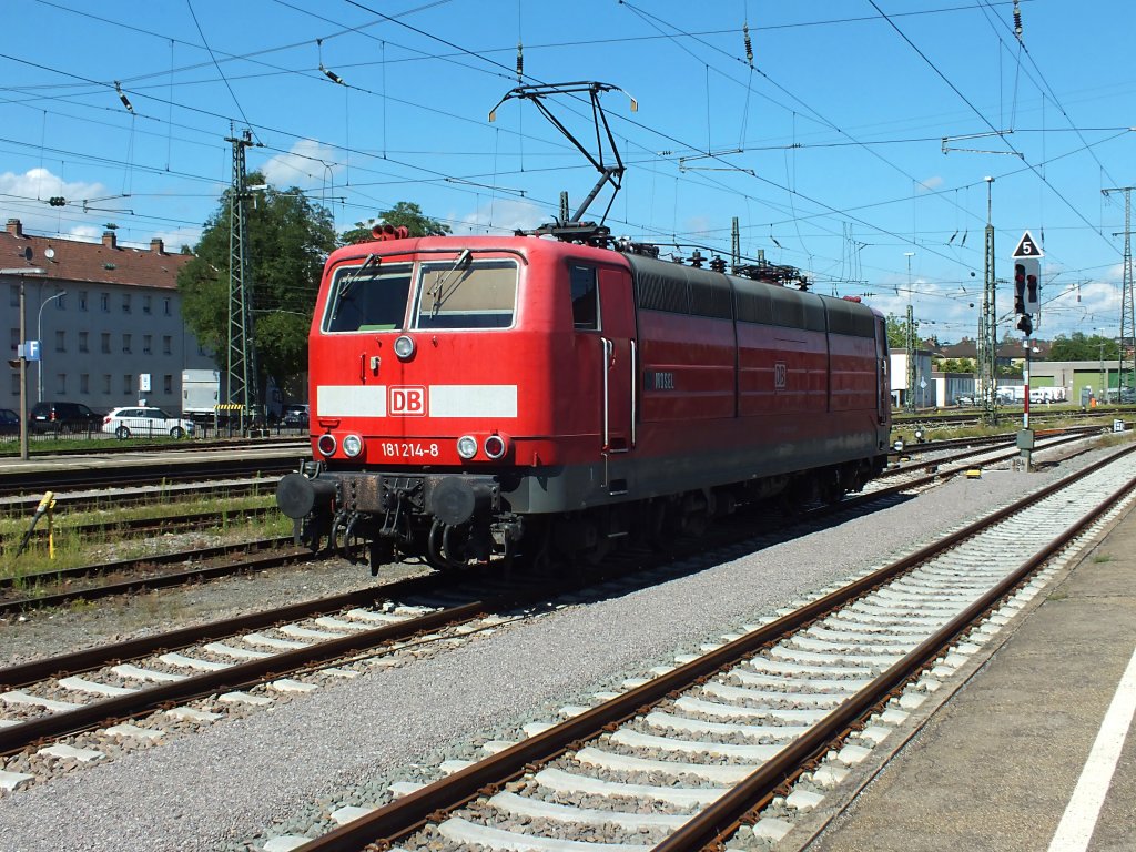 Nochmals 181 214, diesmal als Portrait aus bellingrodt'scher  schr�g-von-vorne-Perspektive .