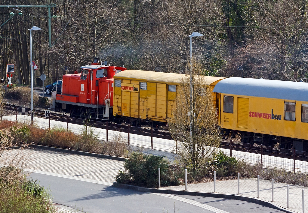 Notschu, darauf war ich nicht gefast: Die 365 145-2 der GK Lokservice GbR mit einem Bauzug der Schweerbau am 01.04.2012 durch Kirchen/Sieg in Richtung Kln. 