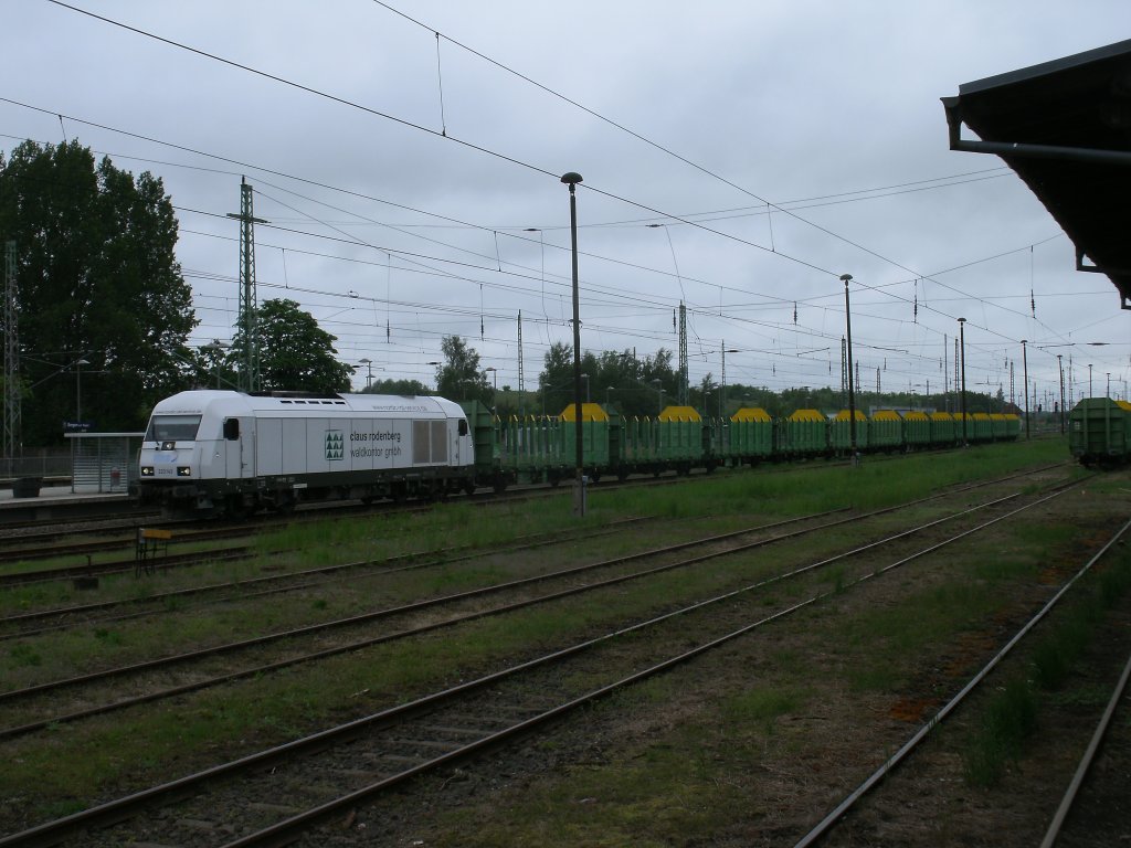 NRS 223 143-8 mute,am 26.Mai 2013,in Bergen/Rgen.die leeren Holzwagen auf die Ladestrae bereit stellen.