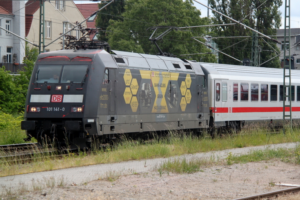 nur 2xTage nach meiner Aufnahme lies sich 101 141-0 wieder im Rostocker Hbf blicken.16.06.2013