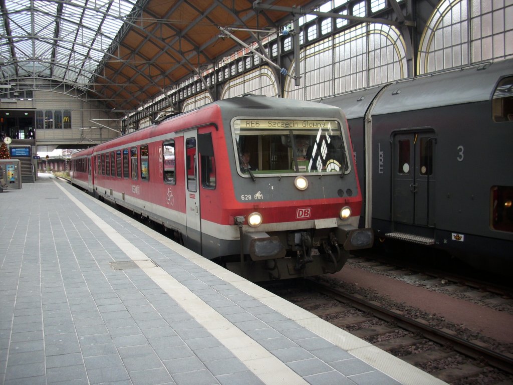 Obwohl die meisten Zugleistungen von 648-Triebwagen gefahren werden,kommen die 628 Triebwagen in L�beck noch zum Einsatz.Hier ist es 628 641 der am 28.November 2009 auf Ausfahrt ins polnische Szczecin wartet.