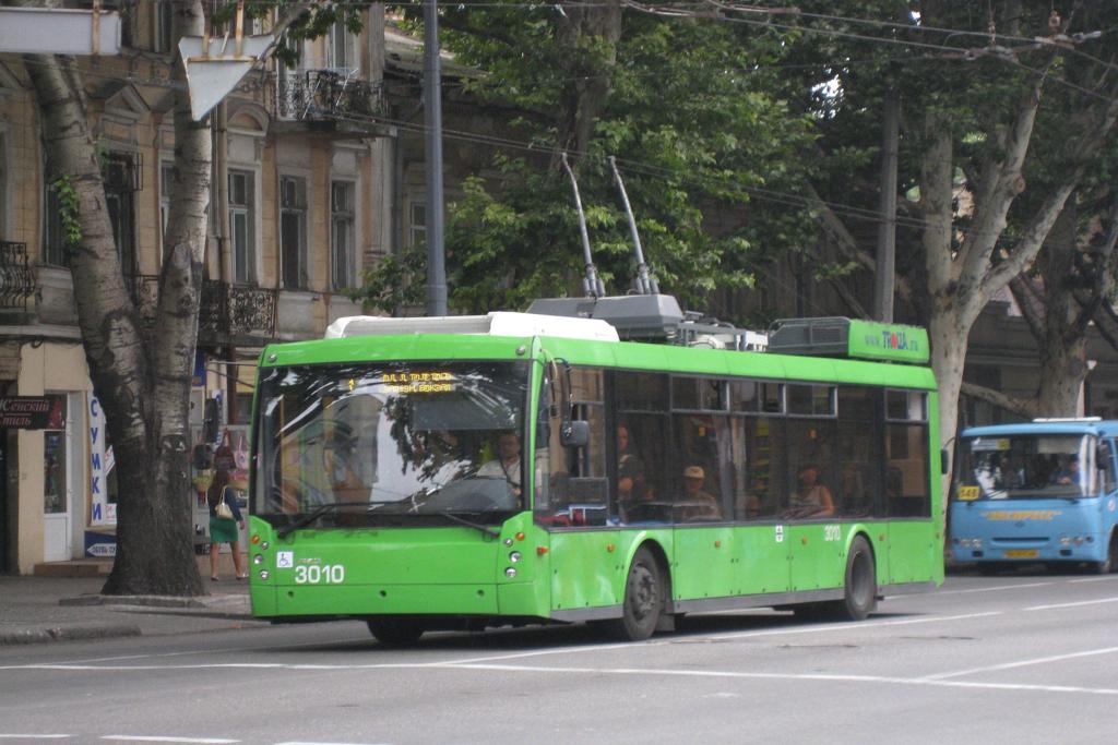 Odessa 5.9.2009
Nur wenige Trolleybusse haben im Stadtbild ein schon so modernes Aussehen.
Der Hersteller ist mir leider nicht bekannt. Der Bus hat fast den Hauptbahnhof
in Odessa erreicht.