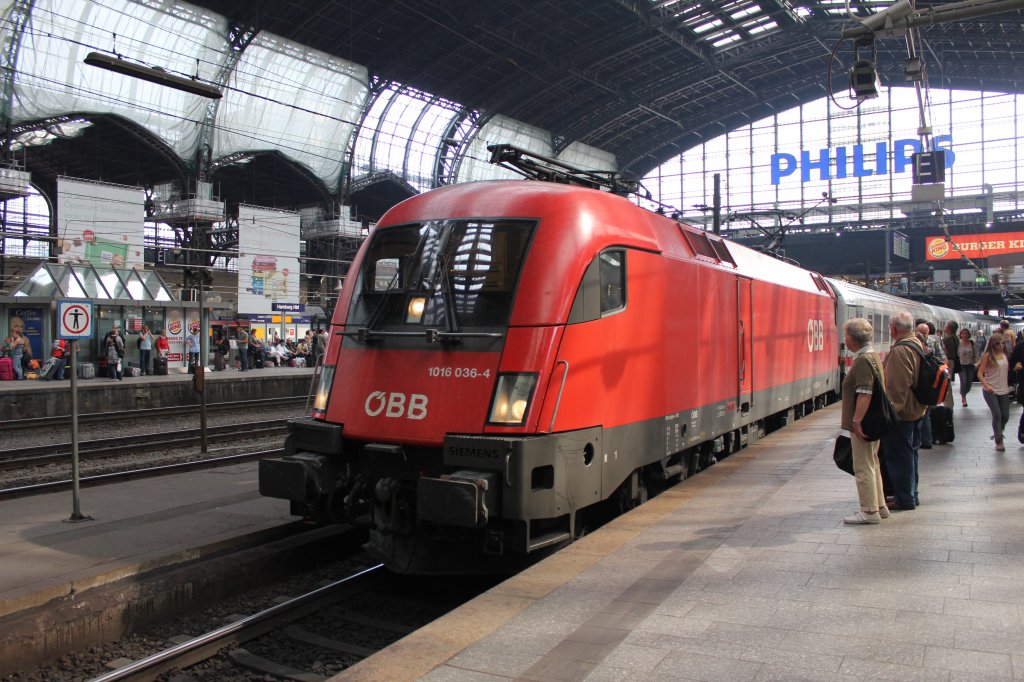 �BB 1016 036-4 MIT IC  nach Westerland kommt am 03.09.2011 in Hamburg Hbf Eingefahren.