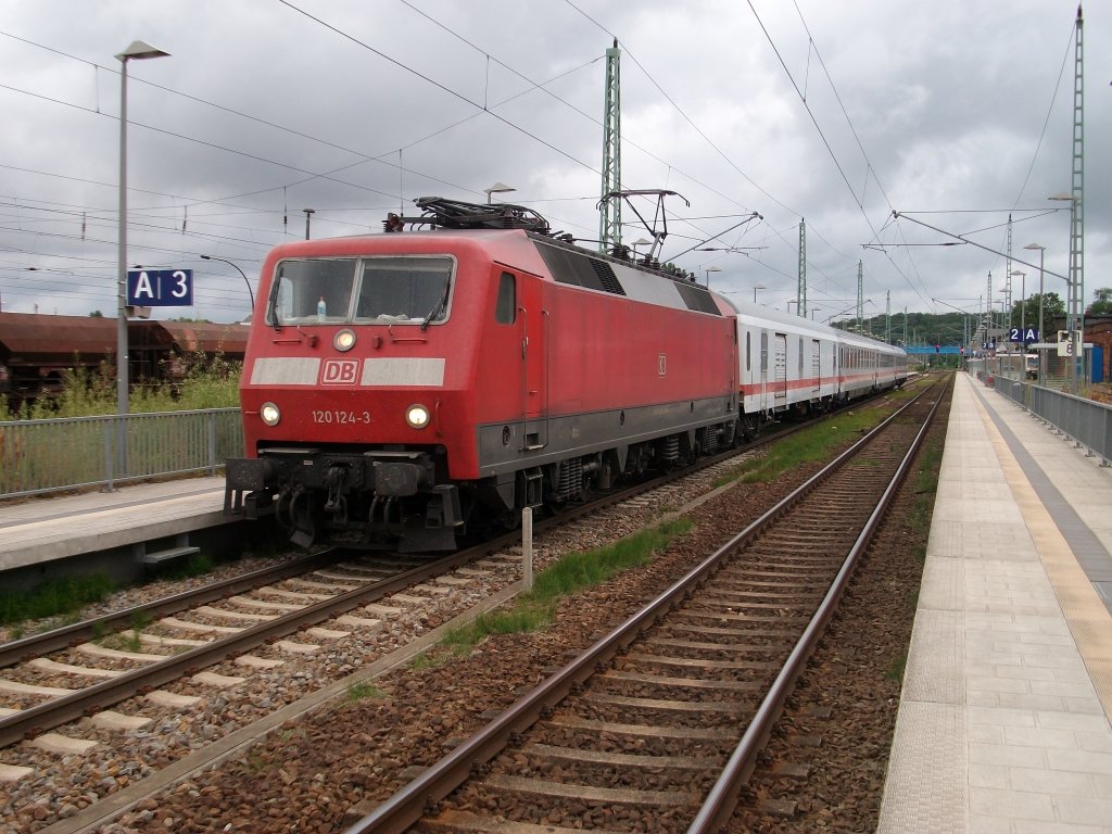 Ohne Probleme zog 120 124,am 24.Juli 2010,den aus nur vier Wagen bestehenden UEx 1805 Binz-K�ln aus den Bahnhof Bergen/R�gen.
