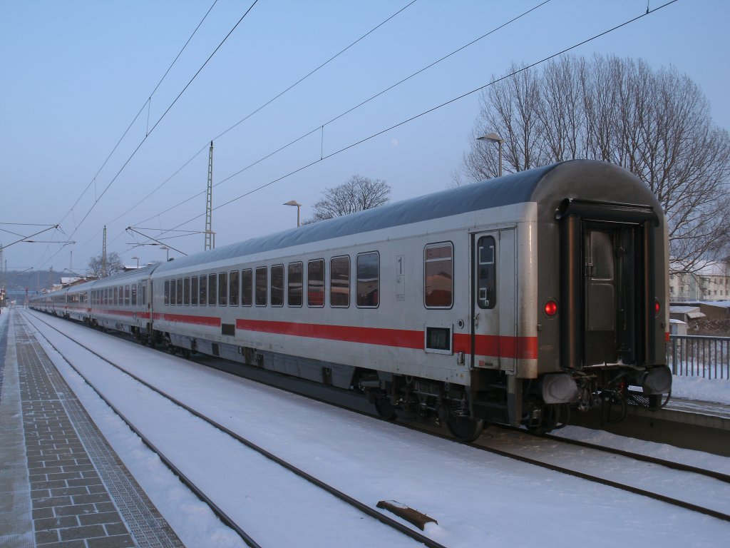 Ohne Steuerwagen erreicht der Ersatzzug 2802 Ribnitz Damgarten West-Binz,am 05.Februar 2012,Bergen/R�gen.Letzter Wagen war Apmz 61 80 19-90 339-2.