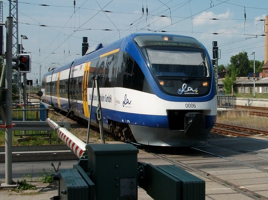 OLA-Triebwagen 0006 B�tzow-Ueckerm�nde Stadthafen verlie� am 03.Juli 2010 den Bahnhof G�strow.