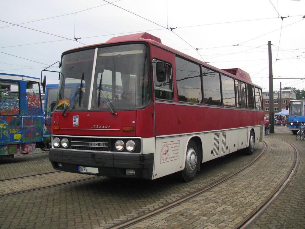 Omnibus Ikarus 250 SL aus dem Landkreis Ostvorpommern (OVP) anl��lich 130 Jahre Strba in Rostock [27.08.2011] 