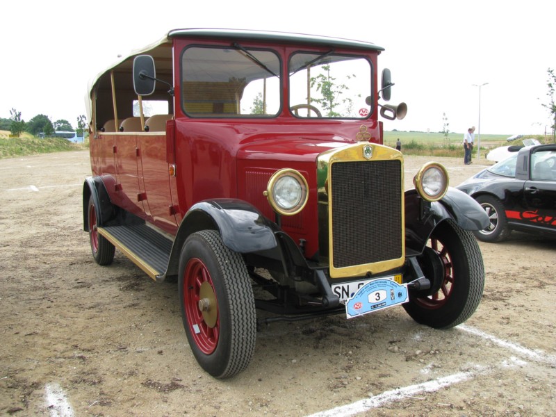 Omnibus NAG PRESTO ... , gesehen bei der Er�ffnung der M�rchenstra�e, Grevesm�hlen [19.06.2008]