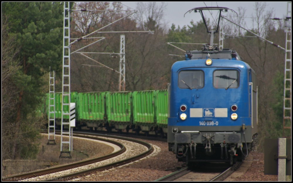 PRESS 140 038 und nicht zu sehen 253 014 mit leerem Holz-Zug am 17.04.2013 in der Berliner Wuhlheide (NVR-Nummer 91 80 6140 851-7 D-PRESS, ex DB 140 851)