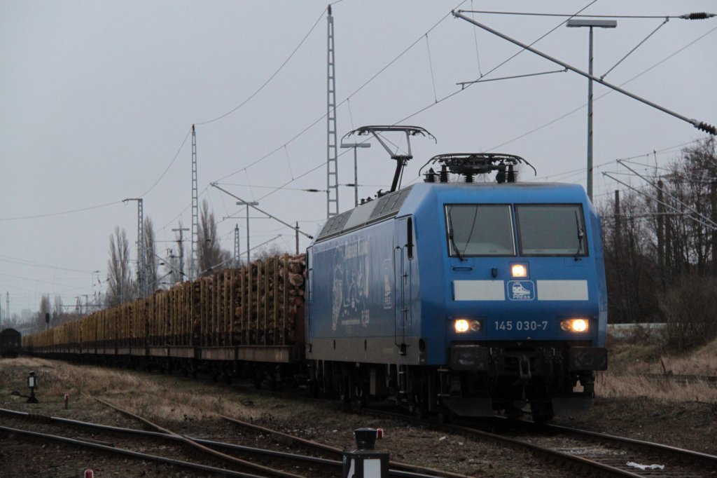 PRESS 145 030-7 steht mit Holzzug von Rostock-Bramow nach Stendal-Niedergrne im Bahnhof Rostock-Bramow.12.03.2012