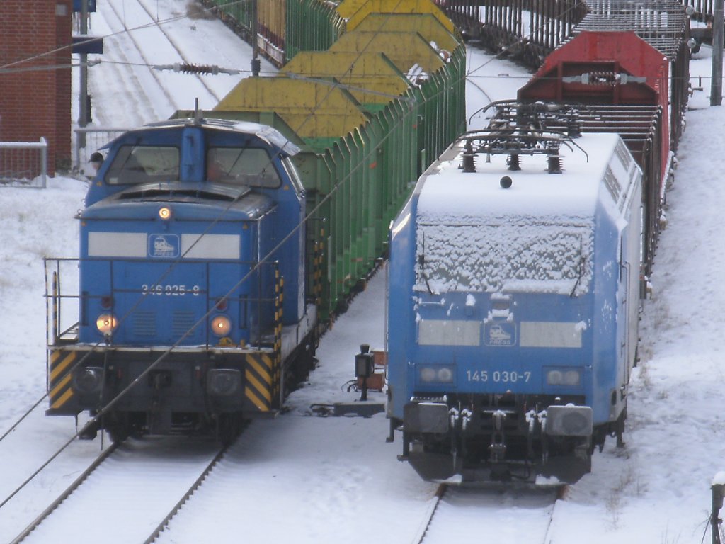 PRESS 346 025-8 und die verschneite 145 030-7 ebenfalls von der PRESS am 08.Dezember 2012 auf dem Bahnhof von Bergen/R�gen.