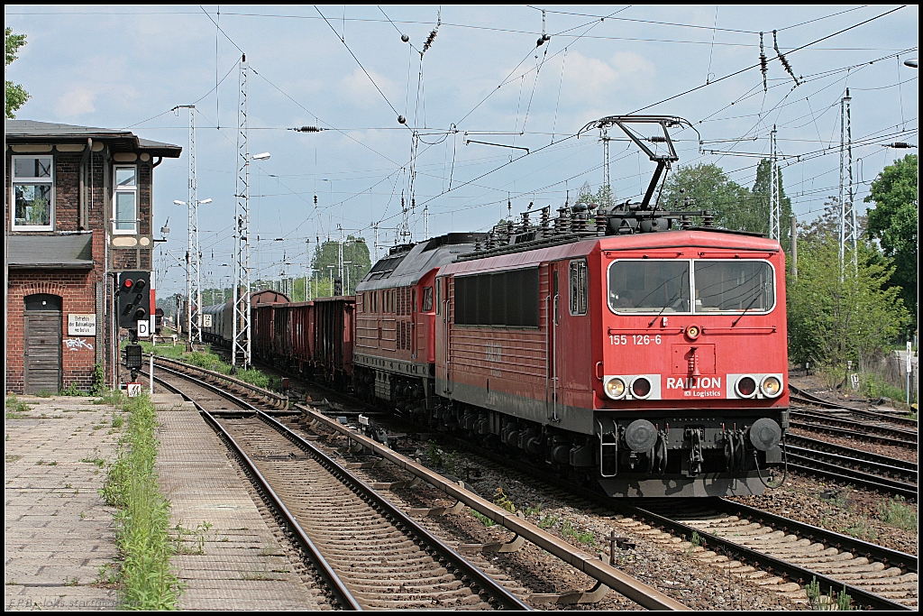 RAILION Logistics 155 126-6 mit Wagenlok 233 249-2 und gemischtem G�terzug Richtung Berlin (gesehen Berlin K�penick 21.05.2010)