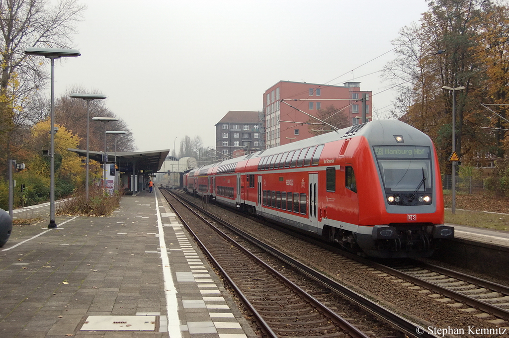 RB (RB 21311) von Bad Oldesloe nach Hamburg Hbf in Hamburg Hasselbrook. Geschoben hatte die 112 144-1. 08.11.2011