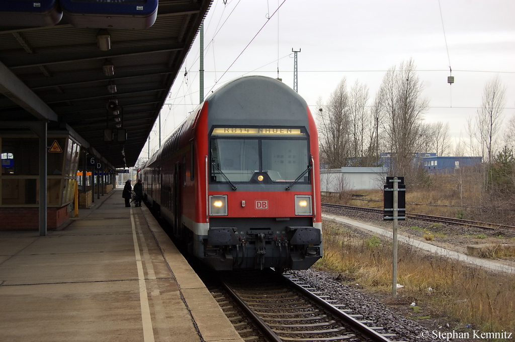 RB14 (RB 18918) von Berlin-Sch�nefeld Flughafen nach Nauen in Berlin-Sch�nefeld Flughafen. Geschoben hat 143 306-9. 13.12.2011