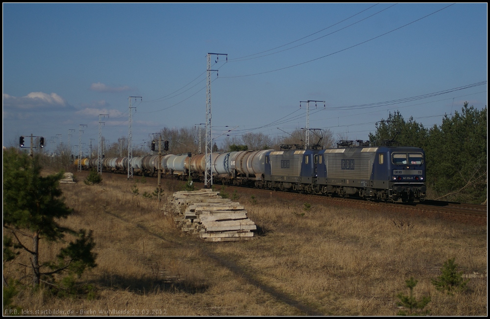 RBH 114 / 143 056-0 und RBH 110 mit GATX-Kesselzug (gesehen Berlin Wuhlheide 23.03.2012)