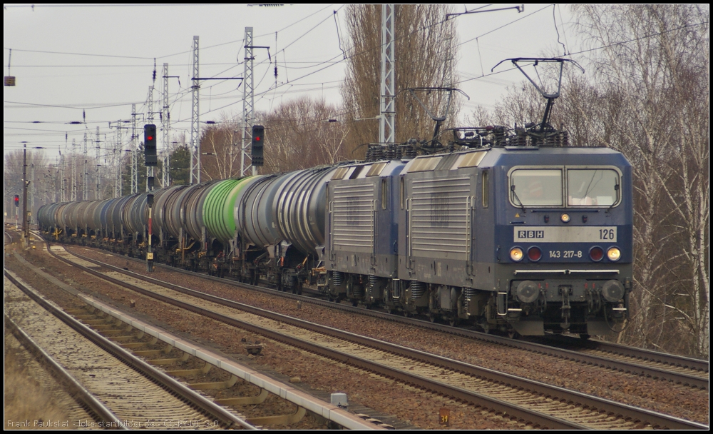 RBH 126 / 143 217 mit der Schwesterlok RBH 125 und einem Kesselwagen-Zug am 08.04.2013 in Berlin-Karow
<br><br>
- Update: ++ 08.2018 bei Fa. Bender, Opladen