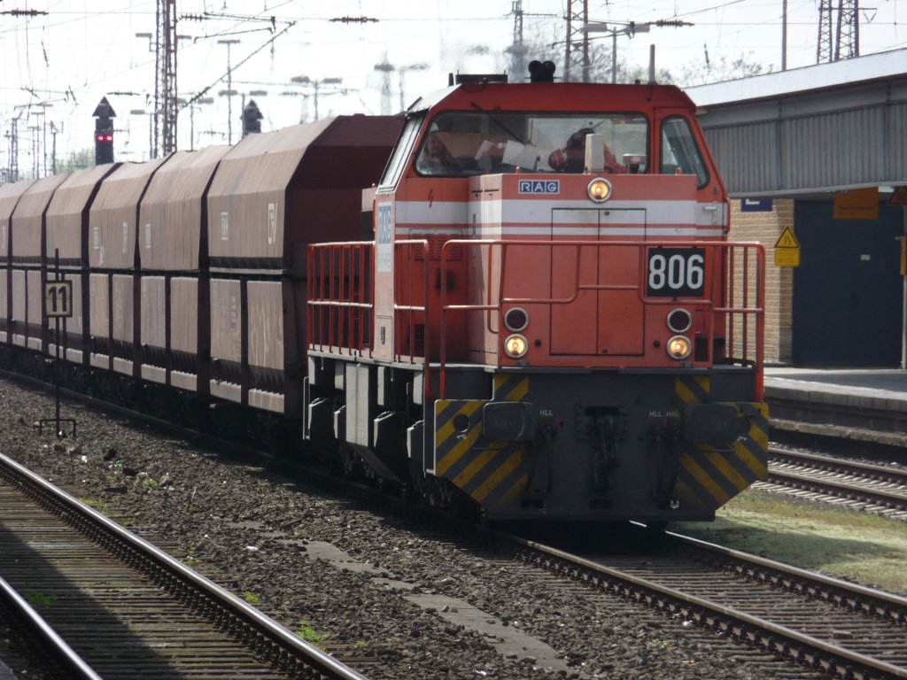 RBH-Lok 806 (98 80 0275 806-4 D-RBH) durchf�hrt am 09.04.2010 den Oberhausener Hauptbahnhof.