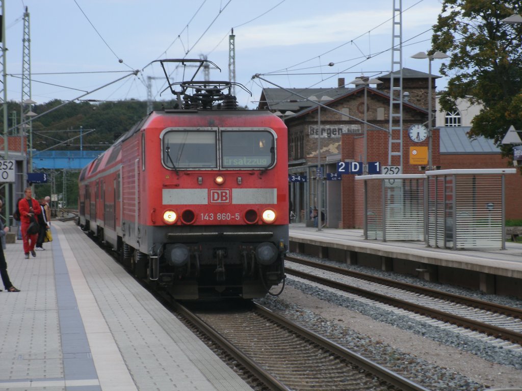 RE 13032 Binz-Stralsund hielt,am 19.September 2011,mit143 860 und Dostos von der Rostocker S-Bahn,in Bergen/R�gen.