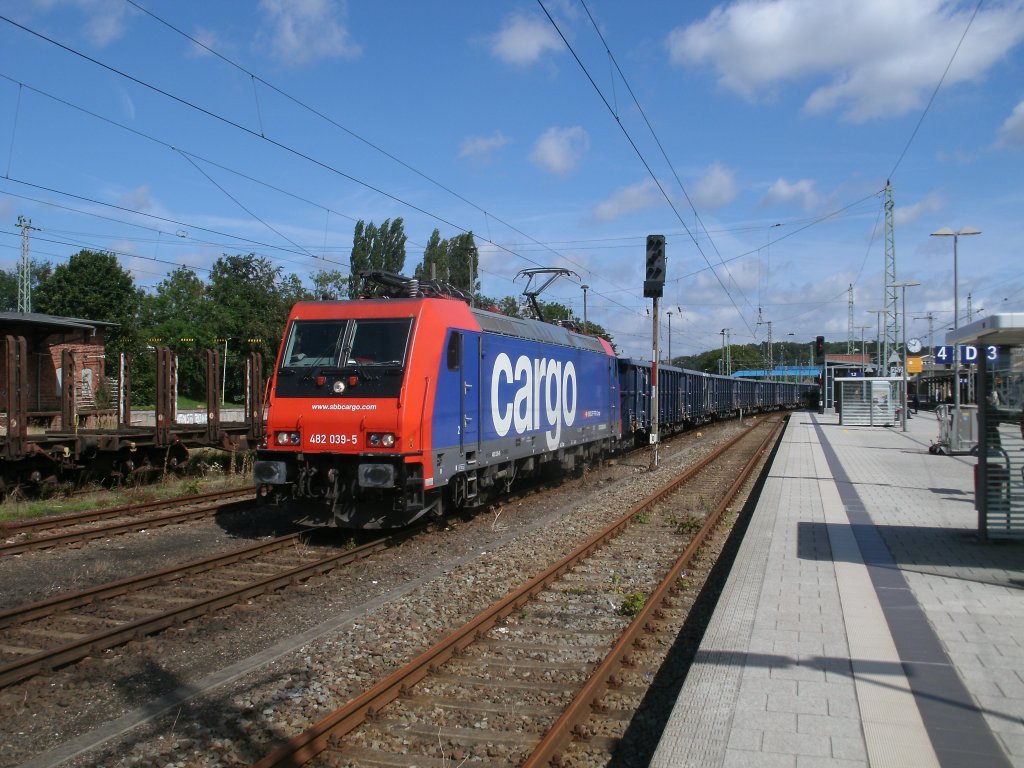 Re 482 039 schob den ersten Teil Kreidewagen,am 20.August 2011,in Bergen/R�gen auf ein Abstellgleis.