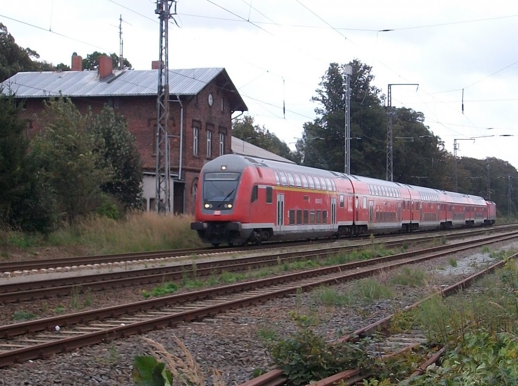 RE Elsterwerda-Stralsund am 20.September 2010 bei der Vorbeifahrt am alten Bahnhofsgeb�ude von Miltzow.