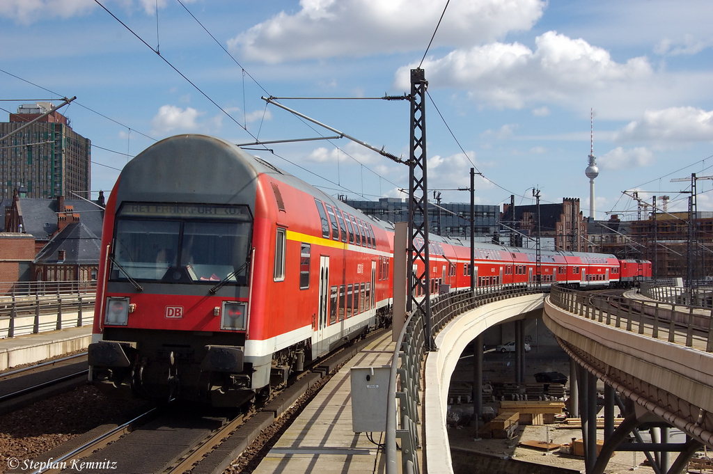 RE1 (RE 18179) von Berlin-Charlottenburg nach Frankfurt(Oder), verl�sst hier den Berliner Hbf und gezogen hatte die 114 034-2. 01.04.2012