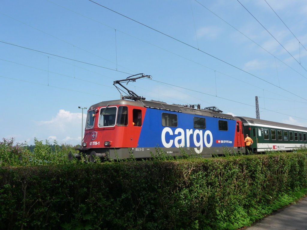 Re421 378 am 04.08.2011 auf dem Bodenseedamm in Lindau. Die zwei elektrifizierten Gleise werden regelm��ig f�r Rangierfahrten genutzt.