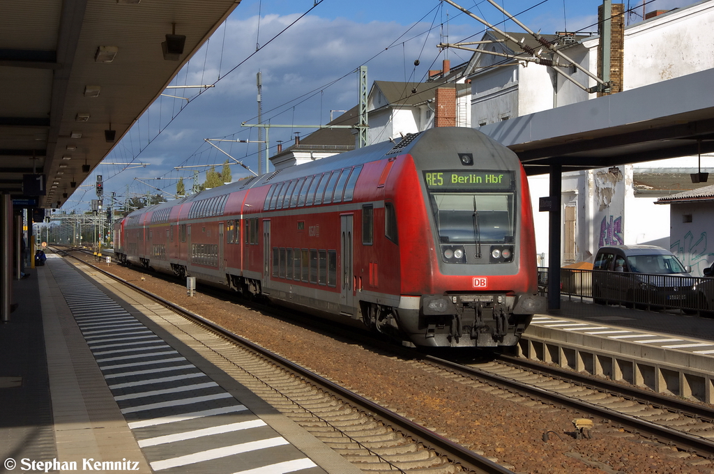 RE5 (RE 4362) von Lutherstadt Wittenberg nach Berlin Hbf (tief) in J�terbog und gezogen hatte die 112 183-9. 09.10.2012