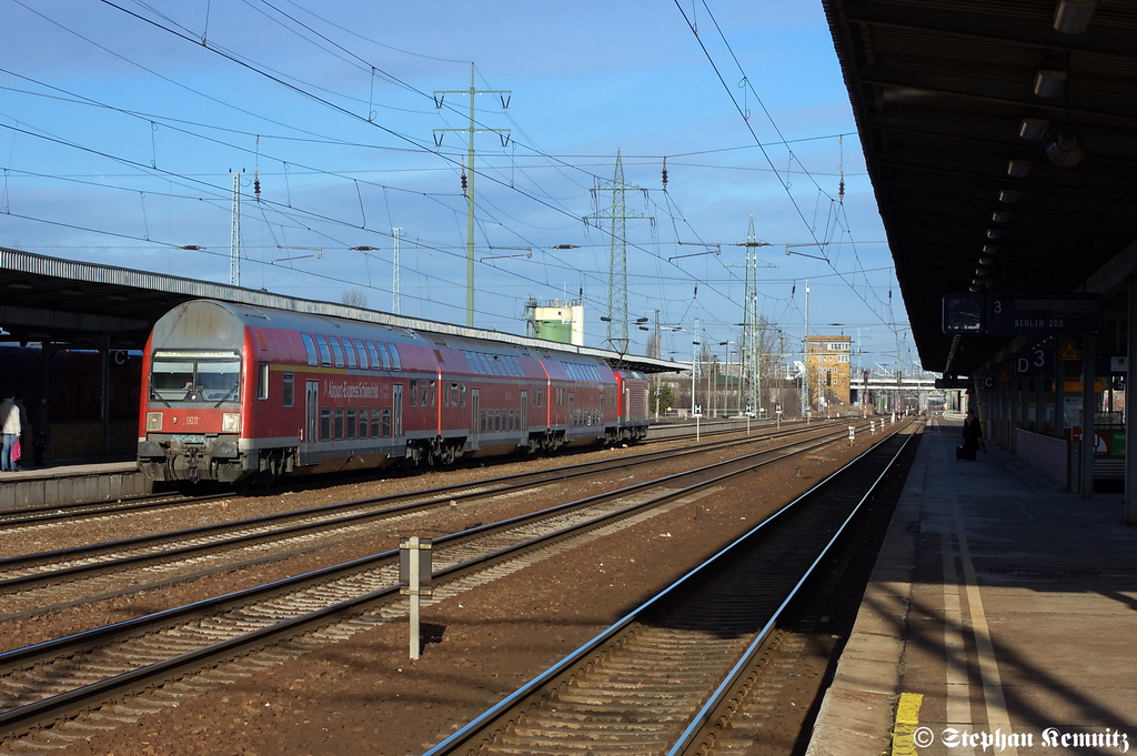 RE7 (RE 18262) von Berlin Zoologischer Garten nach W�nsdorf-Waldstadt in Berlin-Sch�nefeld Flughafen. Geschoben von der Rostockerin 143 250-9. 16.02.2012