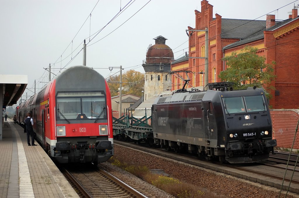 Rechts die 185 545-1 der MRCE und Links der RE2 (Ersatzzug) nach K�nigs Wusterhausen, geschoben von der 143 225-1, in Rathenow. 12.10.2010