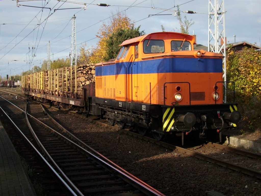 RFH-Lok V60 Nr.1 beim Zusammenstellen der Holzwagen nach Niederg�rne am 31.Oktober 2010 in Rostock Bramow.
