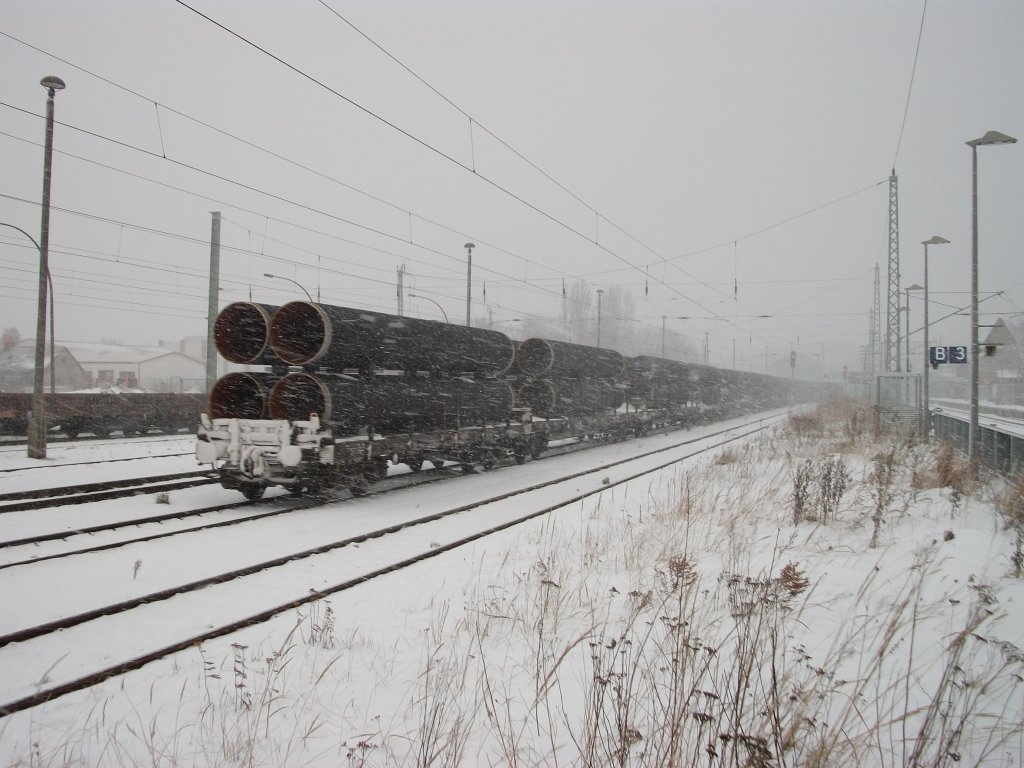R�hrenzug M�hlheim-Mukran am 09.Dezember 2010 bei heftigen Schneefall bei der Durchfahrt durch Bergen/R�gen.