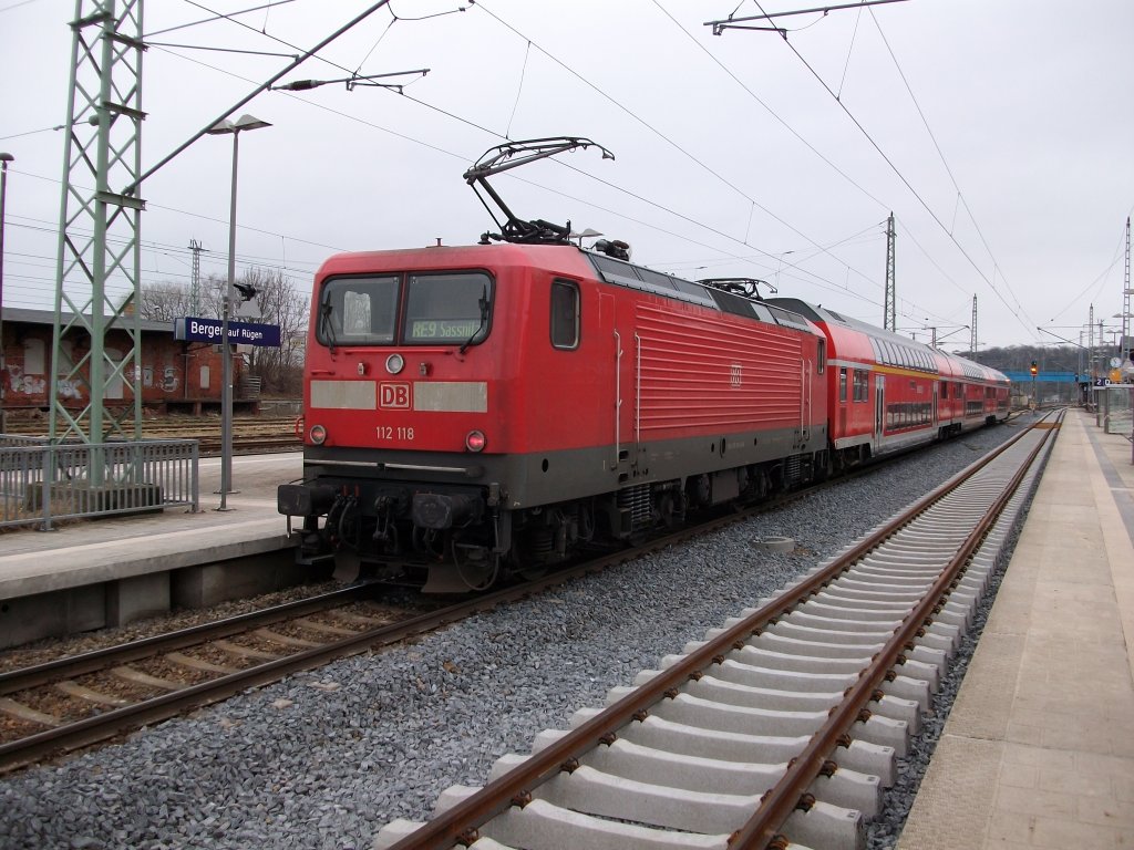 Rostocker 112 118-5 kam am 17.Januar 2011 �berraschend auf der RE 9 zwischen Rostock und Sassnitz zum Einsatz.Hier erreichte RE 13007 Rostock-Sassnitz Bergen/R�gen.