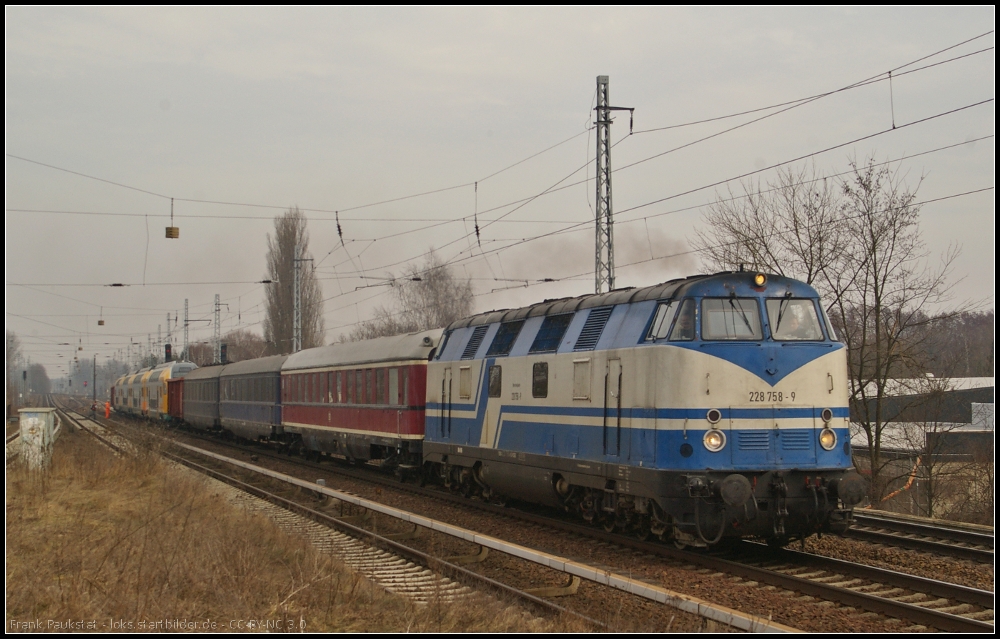 RSBG 228 758 mit der �berf�hrung eines KISS und Personenwagen der ehemaligen Bundesbahn aus B.-Wilhelmsruh am 07.03.2013 H�he Karow weiter nach Ammendorf. Eingereiht war 10 835 N�r (Gattung WG4�e, ex DB 51 80 89-50 900-5), 11 650 N�r (ex DB 51 80 17-11 040, Gattung A4�e) und wahrscheinlich 11 727 N�r (war leider nicht richtig erkennbar). Der KISS trug noch keine Nummern und war zum Teil abgeklebt.