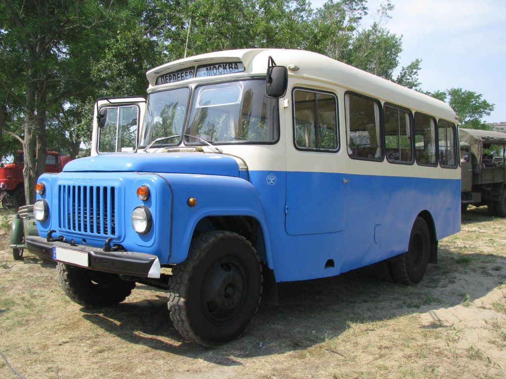 russischer Omnibus vom Typ GAZ 53 beim 11. Perleberger Oldtimer- und Milit�rfahrzeugtreffen, Flugplatz Perleberg [12.07.2009]
 
