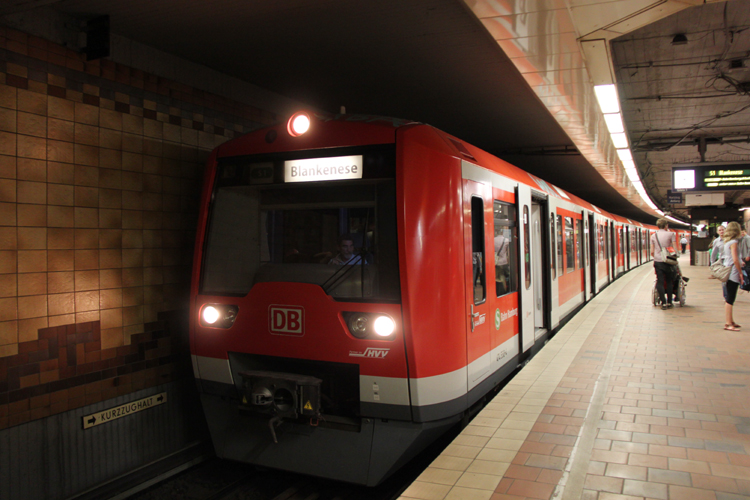 S 1 von Hamburg-Poppenbttel nach Hamburg-Blankenese kurz nach der Ankunft im Bahnhof Hamburg Hbf(S-Bahn).Aufgenommen am 04.06.2011