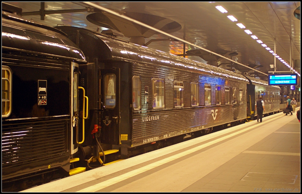 S-SJ 50 74 59-73 703-1 BC2DE, ein Liegewagen der 2. Klasse, eingesetzt im Malmö-Express (gesehen Berlin Hbf Tief 27.08.2011)