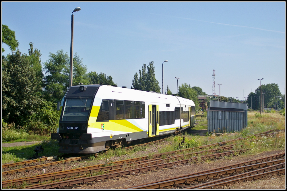 SA134-021, Typ ZNTK 218Md, in den Farben der PR Zielona G�ra steht am 09.07.2013 auf einem Abstellgleis in Kostrzyn, oberer Bahnhof, um sp�ter auf den unteren Bahnhofsbereich umzusetzen wo der Triebwagen dann gereinigt wurde (NVR-Nummer 95 51 2 720 112-2 PL-PREG)
