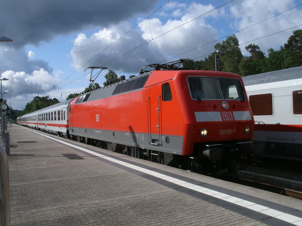 Sauber und frisch lackiert bespannte,am 25.Juni 2011,120 155 den Uex 2415 Binz-K�ln ab Binz.