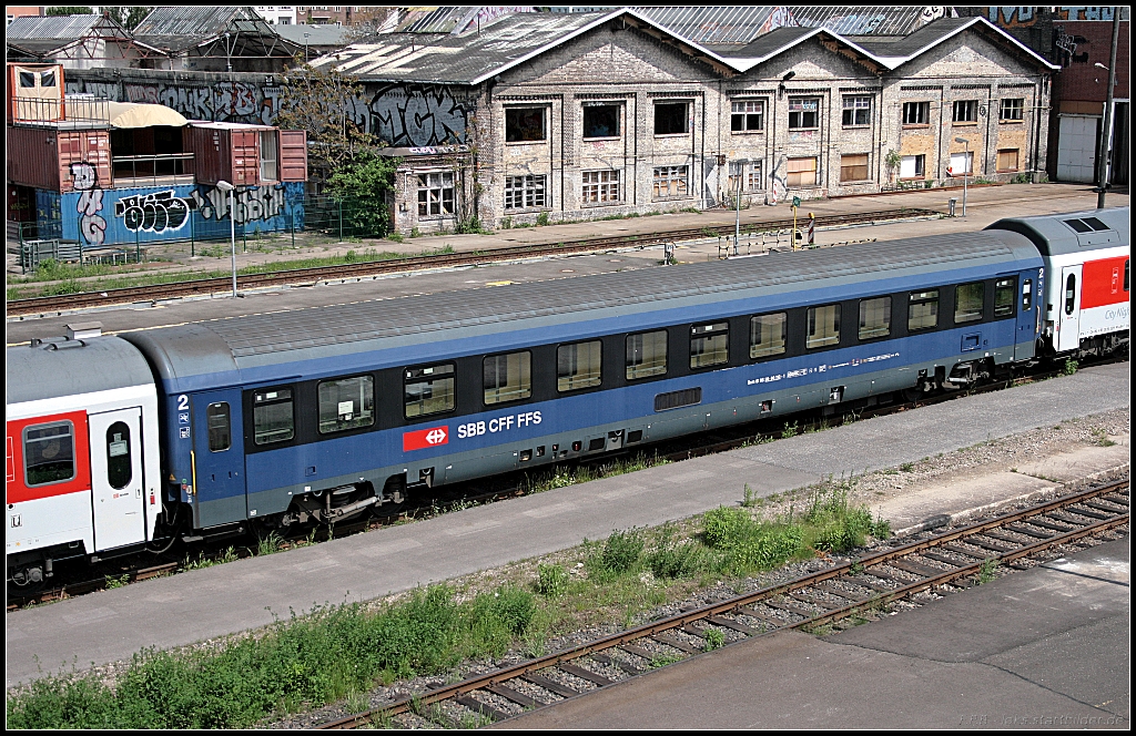 SBB Reisewagen Gattung Bcm. Der Wagen l�uft in den Z�gen von CityNightLine mit (Berlin Warschauer Stra�e 21.05.2010)