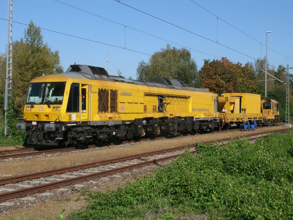 Schienenfr�szug SF03 W-FFS abegstellt am 01.Oktober 2011 in Berlin Grunewald.