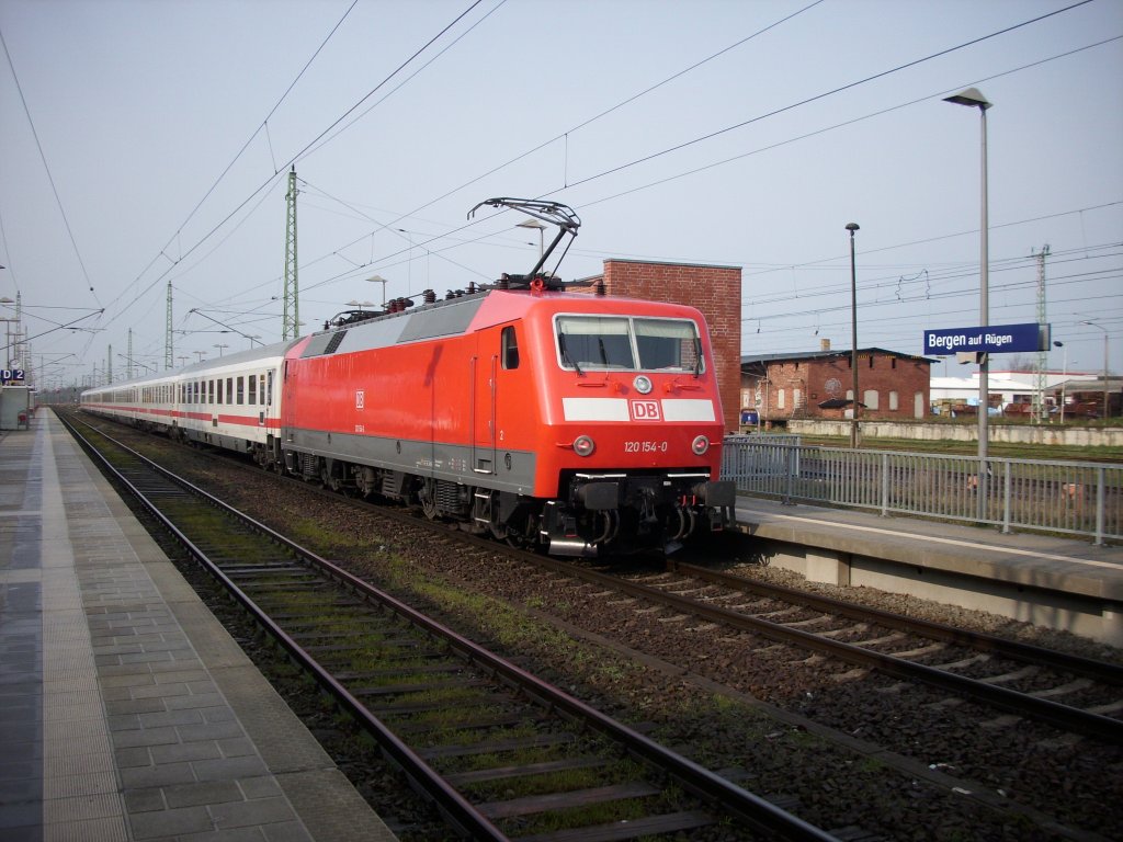 Schon wieder zwei Jahre zur�ck liegt die Aufnahme zur�ck,als 120 154 mit dem IC Binz-D�sseldorf in Bergen/R�gen am 06.Juli 2008 hielt.