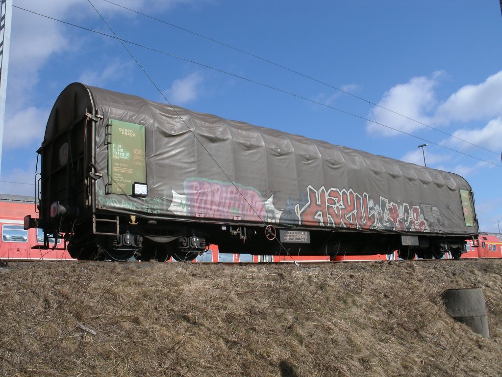 Schwedischer Schiebeplanwagen,von GreenCargo,Rilns 31 74 354 6 032-2 am 29.M�rz 2011 in Mukran